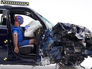 Crashtest s 25procentním přesahem Jeepu Grand Cherokee