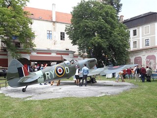Muzeum letců RAF sídlí na zámku v Polici na Třebíčsku. V jeho zahradě nalezla...