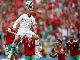 Cristiano Ronaldo (Portugalsko) hlavikuje v zpase proti Maroku.