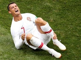 Portugalsk kapitn Cristiano Ronaldo se svj na trvnku v utkn proti...