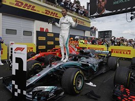 Brit Lewis Hamilton ze stáje Mercedes slaví prvenství ve Velké cen Francie.