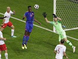 Yerry Mina z Kolumbie (s slem 13) hlavou pekonv polskho branke...