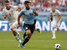 Uruguayský útočník Luis Suárez se žene za míčem v utkání proti Rusku.