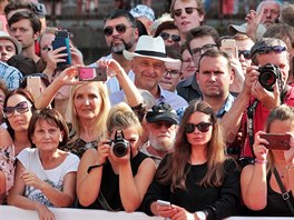 Diváci pihlíejí slavnostnímu zahájení Mezinárodního filmového festivalu...