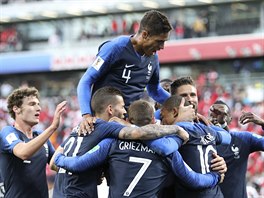 Francouztí fotbalisté slaví vedoucí gól v zápase mistrovství svta s Peru.