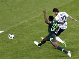 Lionel Messi st�ílí vedoucí gól Argentiny proti Nigérii, dobíhající Kenneth...