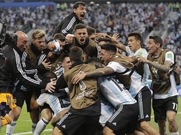 EUGORIE. Fotbalisté Argentiny slaví. Ped koncem utkání proti Nigérii si...