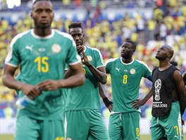 Smutní fotbalisté Senegalu po zápase s Kolumbií na mistrovství svta. Z turnaje...