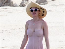 Sexy kráska v klobouku a plážovém negližé je Katy Perry, která si užívala vln...