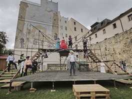 Festival Divadeln lto pod plzeskm nebem zane v sobotu premirou slavn...