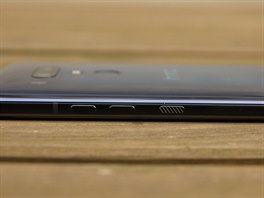 Boní tlaítka jsou asi nejkontroverznjí ástí HTC U12+. V praxi si na n...