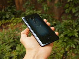 Modrá barevná verze je tím, ím je HTC U12+ nové. Mimo lesku jsou toti ásti...