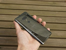 HTC U12+ je k dispozici ve dvou barevných provedeních. edá verze s výrazným...