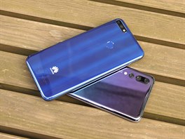 Levnjí Huawei Y7 Prime (2018) dostal lesklá záda v modré barv s efektem...