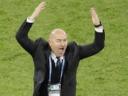 Ruský trenér Stanislav Čerčesov oslavuje vítězství nad Egyptem.