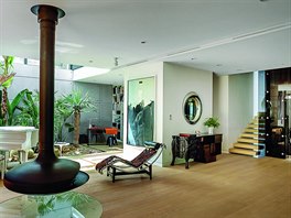 Obývací pokoj s panoramatickým výhledem umístili architekti do přízemí. Nechybí...