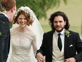 Rose Leslie a Kit Harington se vzali na zámku Wardhill ve skotském...