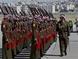 Jordánská čestná stráž nastoupená na počest britského prince Williama (Ammán,...