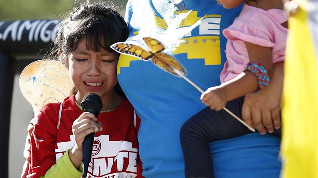 Demonstrace proti oddělování dětí migrantů na mexicko - americké hranici v Phoenixu (18. června 2018)