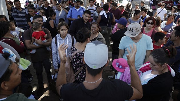 Migranti v Tijuan ekaj na hranicch USA, aby mohli podat dost o azyl (13. ervna 2018)