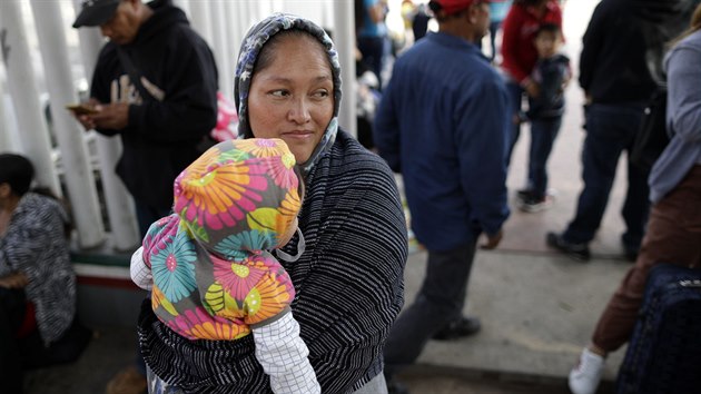 Migranti v Tijuaně čekají na hranicích USA, aby mohli podat žádost o azyl (13. června 2018)