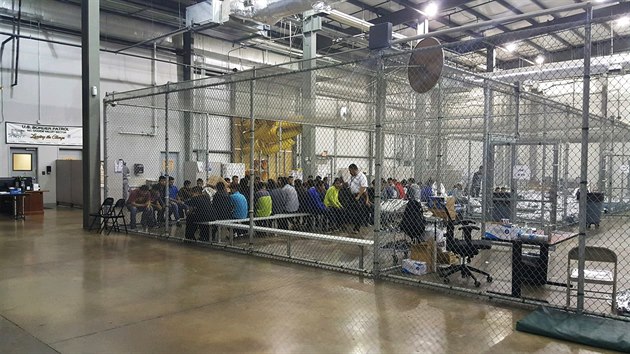 Detenční centrum pro ilegální migranty v texaském městě McAllen (17. června 2018)