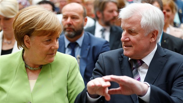 Nmeck kanclka Angela Merkelov a ministr vnitra Horst Seehofer si v Berln pipomnli den uprchlk. (20. ervna 2018)