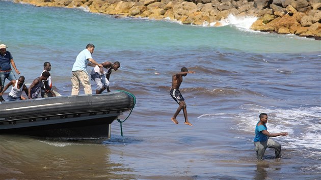 Afrit migranti vchodn od libyjskho Tripolisu (20. ervna 2018)