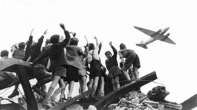 Chlapci ze Západního Berlína mávají americkému letounu naloženému potravinami (1948)