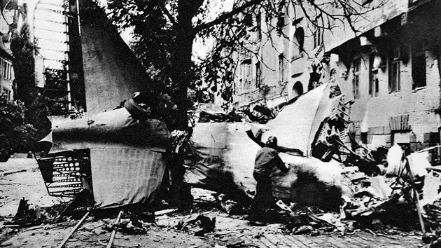 Trosky amerického letounu Dakota v ulicích Západního Berlína. Během jedenáctiměsíčního leteckého mostu zahynulo 78 pilotů a členů posádky.