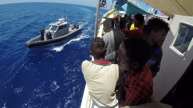 Maltská armáda dodala posádce lodi Lifeline zásoby (23. června 2018)