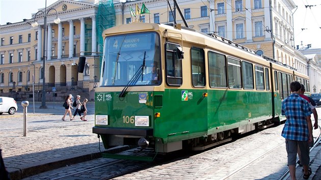 Finsk tramvaj Valmet Nr I v ulicch Helsinek
