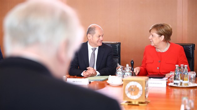 Nmeck kanclka Angela Merkelov na jednn vldy. Vlevo ministr financ z SPD Olaf Scholz (27. ervna 2018)