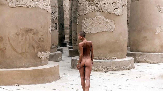 Belgická modelka Marisa Papen v egyptském Karnaku