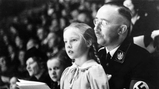 Šéf SS Heinrich Himmler se svojí dcerou Gudrun na archivním snímku z března 1938