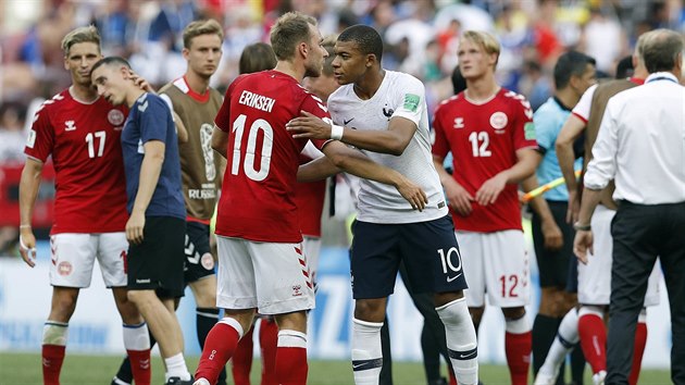 VEOBECN SPOKOJENOST. Vzjemn zpas skonil pro oba tmy tak, jak potebovaly: po remze 0:0 postupuje jak Dnsko, tak Francie a Christian Eriksen (vlevo) si s Kylianem Mbappm mohou pogratulovat.