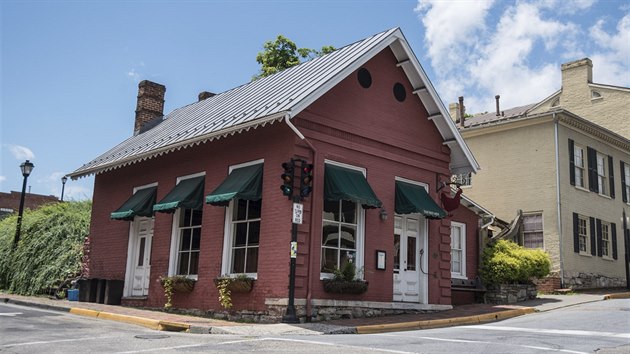 Restaurace Rudá slepice ve virginském Lexingtonu, odkud majitelka vyhodila prezidentovu mluvčí Sarah Sandersovou (23. června 2018)
