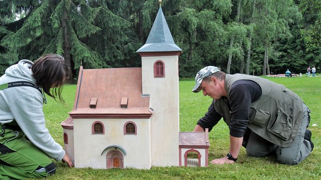 Kostelk z Hrusic v marinskolzeskm miniaturparku Boheminium