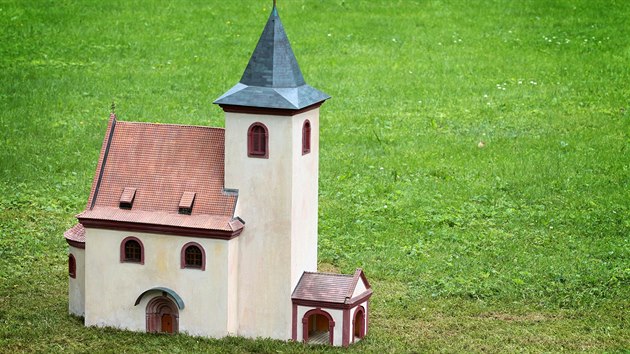 Kostelík z Hrusic v mariánskolázeňském miniaturparku Boheminium