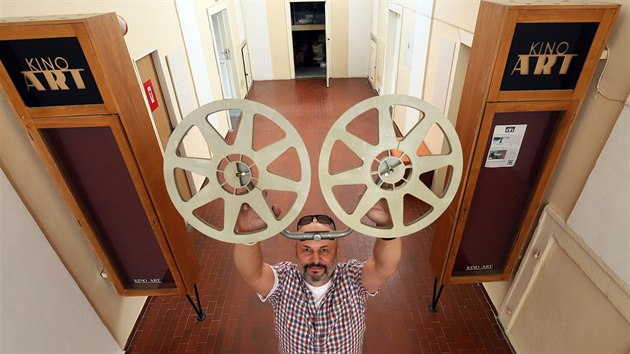 Ladislav Tkaczyszyn obnovil provoz kina ART v Chebu.