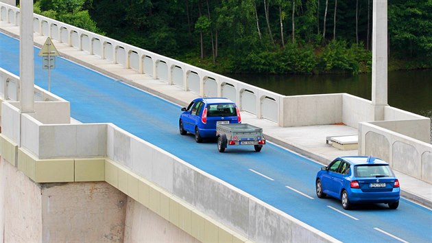 Povrch silnice na hrázi březovské přehrady má díky nedávno provedenému barevnému nástřiku nově modrou barvu.