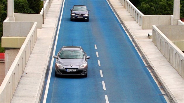 Povrch silnice na hrázi březovské přehrady má díky nedávno provedenému barevnému nástřiku nově modrou barvu.