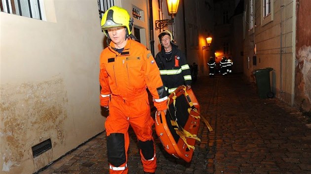 Mu v centru Prahy spadl z 15metrov vky, museli ho vyprostit hasii (22. ervna 2018).