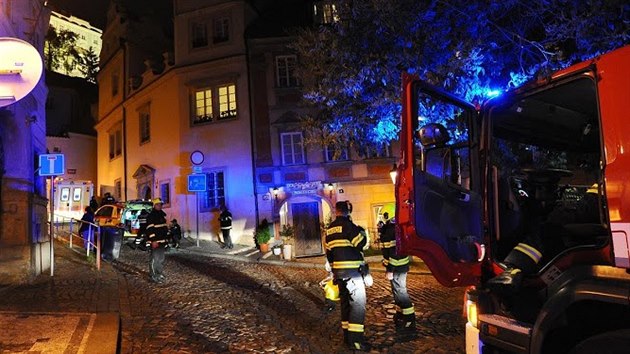 Mu v centru Prahy spadl z 15metrov vky, museli ho vyprostit hasii (22. ervna 2018).