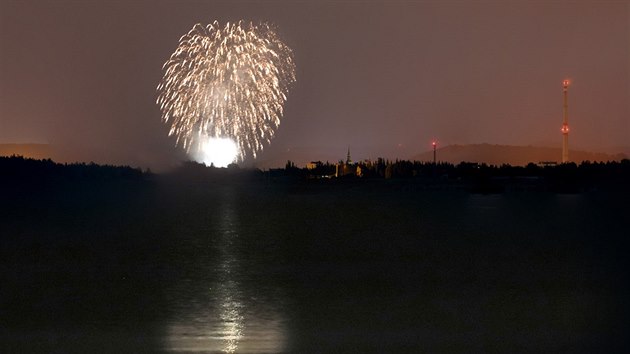 Soutěž ohňostrojů Hurá prázdniny se konala v sobotu v Sokolově, pohled přes jezero Medard od Bukovan (23. června 2018).