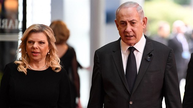 Sara Netanjahuov a Benjamin Netanjahu na pohbu bvalho nmeckho kancle Helmuta Kohla (1. ervence 2017)