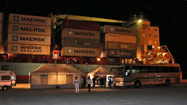 Migranti na dánské obchodní lodi Alexander Maersk (26.6.2018)
