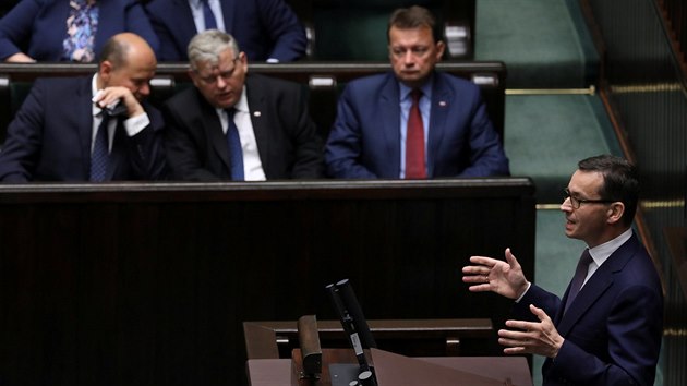 Polský premiér Mateusz Morawiecki v rozpravě v Sejmu, který zmírnil zákon trestající vězením za slova o spoluúčasti Polska na nacistických válečných zločinech (27.6.2018)