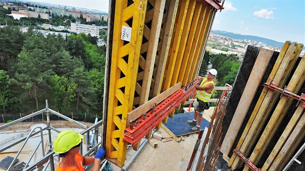 Dělníci momentálně pracují na 31 metrů vysoké věži.