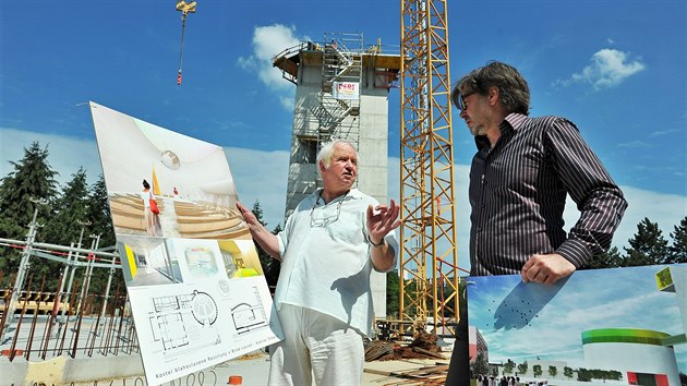 Farář Pavel Hověz (vlevo) diskutuje o vizualizacích budoucího kostela s architektem Markem Janem Štěpánem.